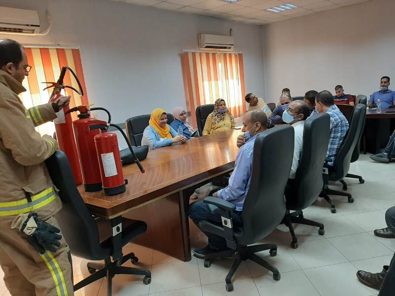 أعمال الإطفاء ومكافحة الحرائق في دورة تدريبية بالقابضة  للمطارات
