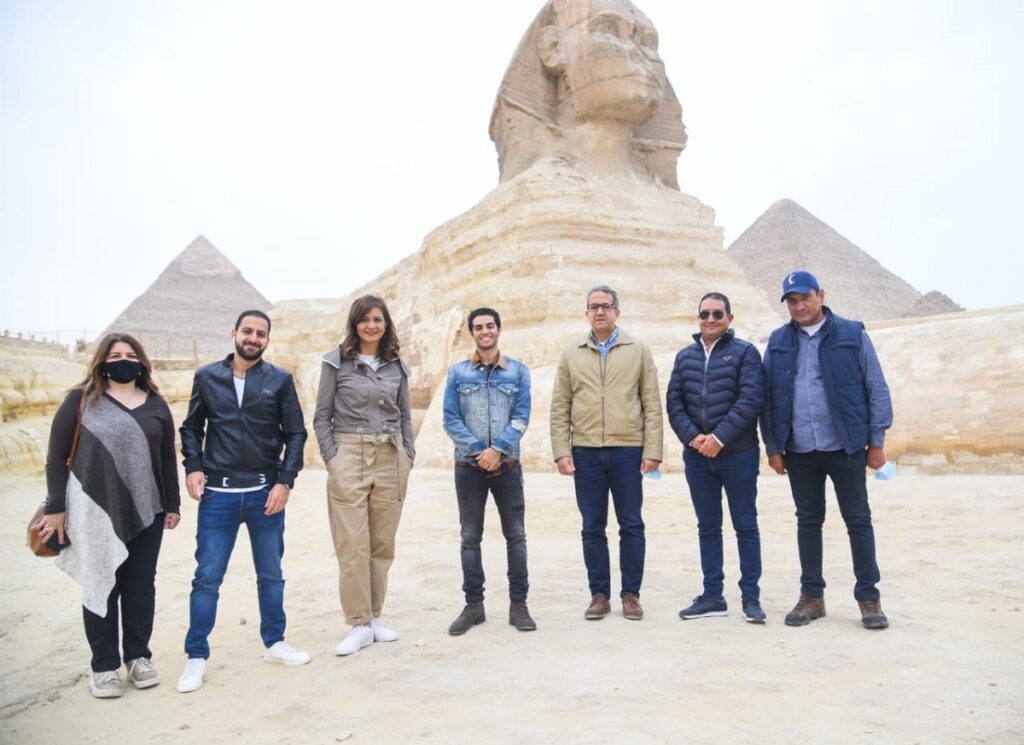 مينا مسعود خلال الجولة في الأهرامات