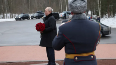 الرئيس الروسي يجثو متأثراً أمام ضريح جماعي يضم قبر شقيقه